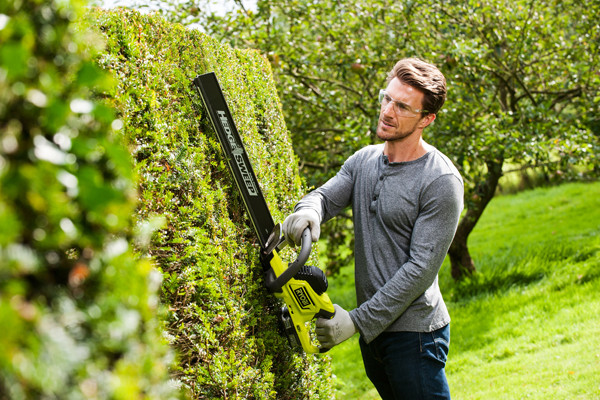 Mit der Heckenschere von Ryobi lässt sich die Gartenarbeit vereinfachen