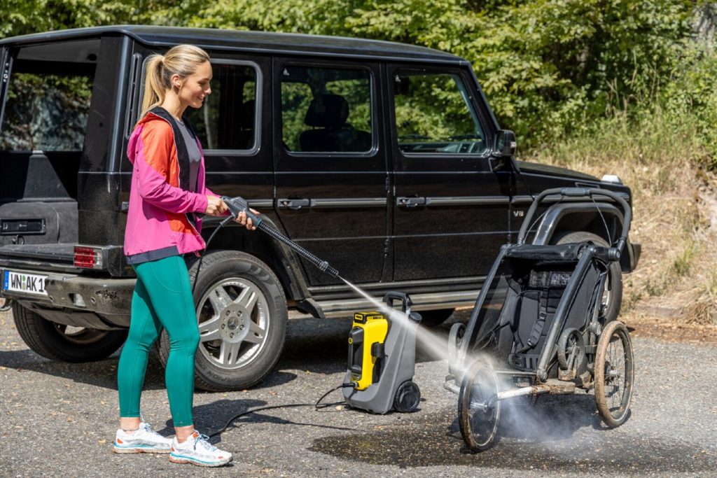 Akku-Mitteldruckreiniger wie der Mobile Outdoor Cleaner OC 6-18 sind auch größeren Aufgaben gewachsen.