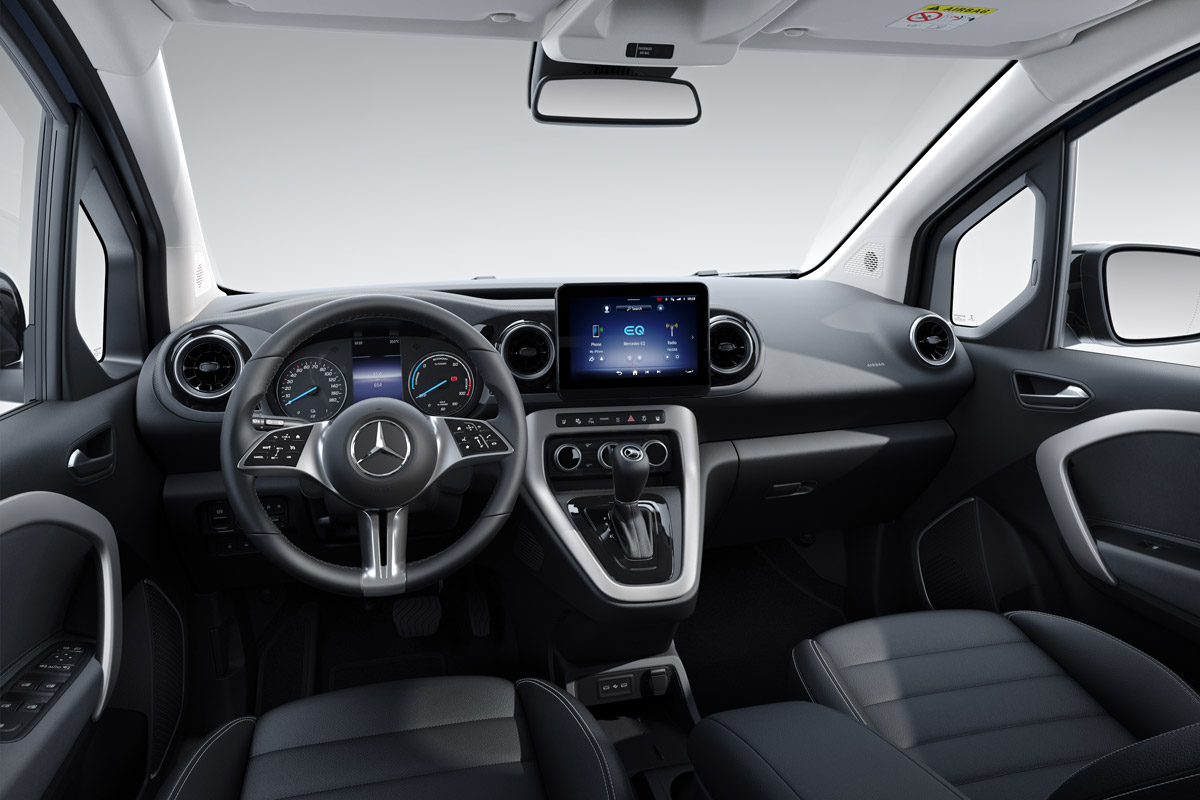 Das neugestaltete Cockpit der privaten Small Vans von Mercedes-Benz mit vergrößertem Display und Multifunktionslenkrad