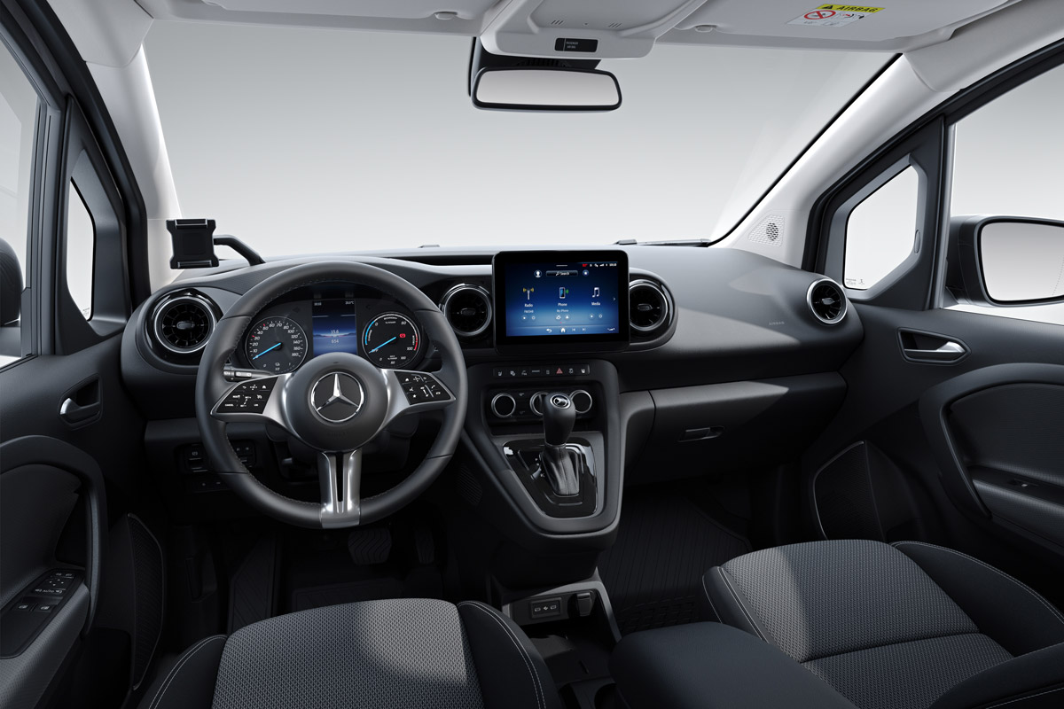Das neugestaltete Cockpit der gewerblichen Small Vans von Mercedes-Benz mit vergrößertem Display und Multifunktionslenkrad
